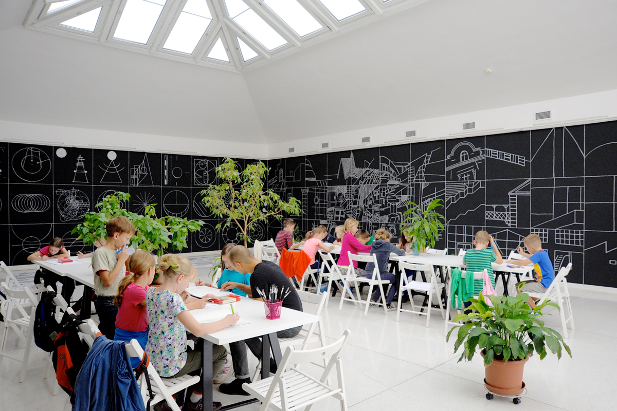 Children’s drawing workshop in the space of “From A to B to C.” (© Kamil Till & Andrea Velnerová)